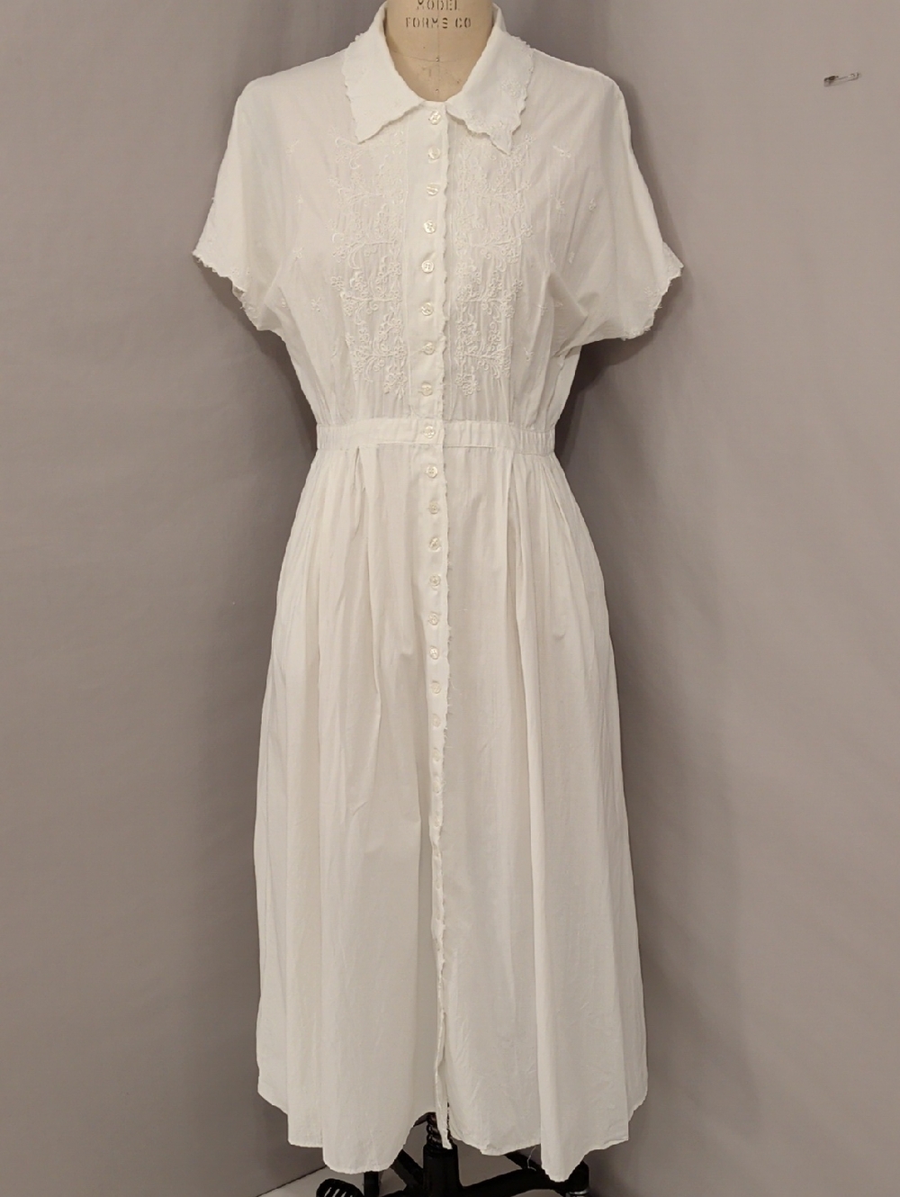 Vintage White Cotton Button Front Dress Feminine Embroidered Pockets Comfortable